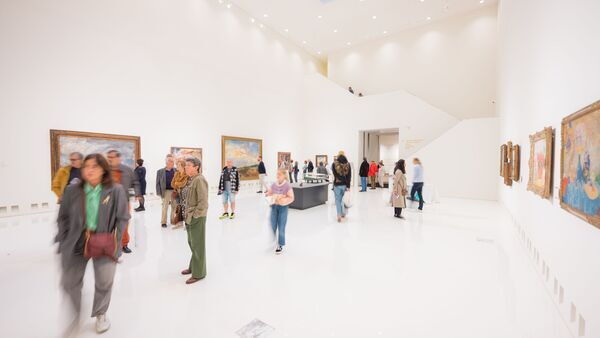 Besucher betrachten Gemälde in einem geräumigen, hellen Ausstellungssaal des Königlichen Museums der Schönen Künste in Antwerpen.