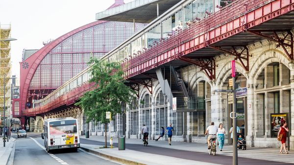 Blik op het Centraal Station vanuit de Pelikaanstraat
