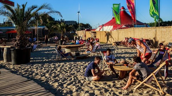 Gente en sillas de playa disfrutando del buen tiempo