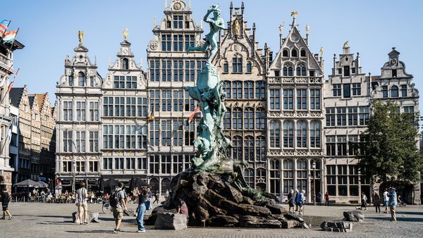Grote Markt met Brabo fontein op de voorgrond en de talrijke gildehuizen op de achtergrond