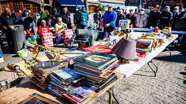 Antike Gegenstände auf einem Markt