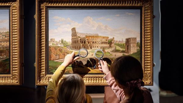 2 jonge meisjes bekijken schilderij met vergrootglas