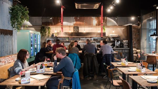 Otomat pizzeria interior