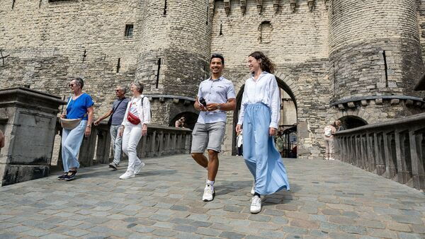 Un couple se promène sur le tallud du Het Steen