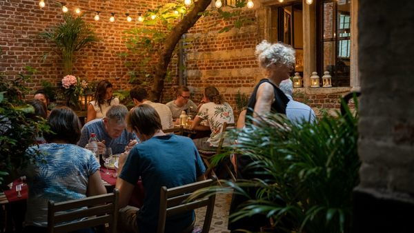 Die Leute genießen das Abendessen in 't Hofke.