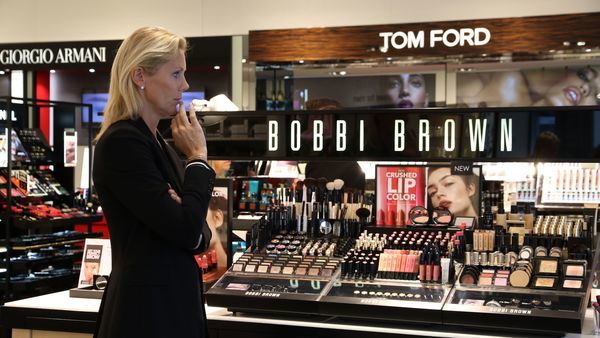 Vrouw staat aan make-upproducten van Bobbi Brown in Parfuma