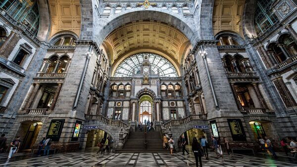 Zentrale Halle im monumentalen Hauptbahnhof