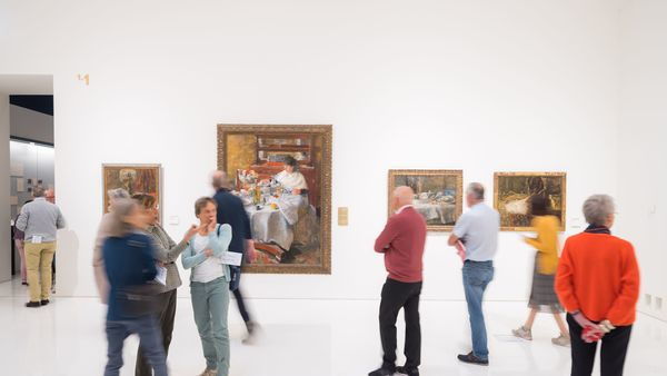 Vue sur l'intérieur moderniste du musée des beaux arts