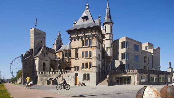 Het Steen, blik op het oude gebouw en de nieuwbouw