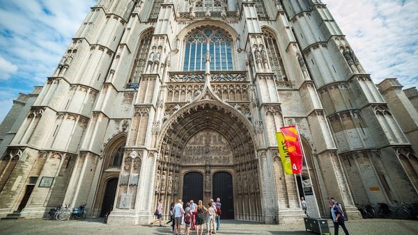 Catedral de Nuestra Señora, los visitantes se paran frente a la impresionante fachada 