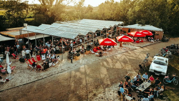 Menschen amüsieren sich in der Sommerbar im Regatta Club