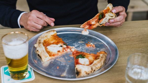 Klant eet pizza