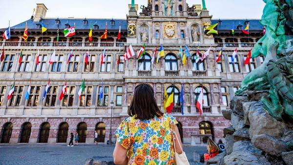 Une femme regarde l'hôtel de ville sur la Grand Place