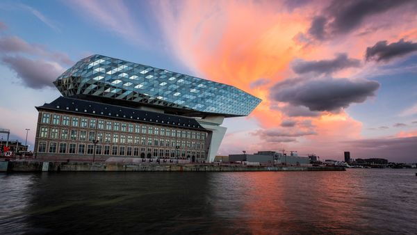 Havenhuis bij avondlicht