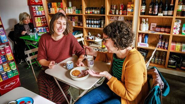 Zwei Damen genießen ein Mittagessen bei den Brüdern von Julienne.
