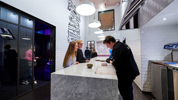 Chocolatier au travail sous le regard des visiteurs
