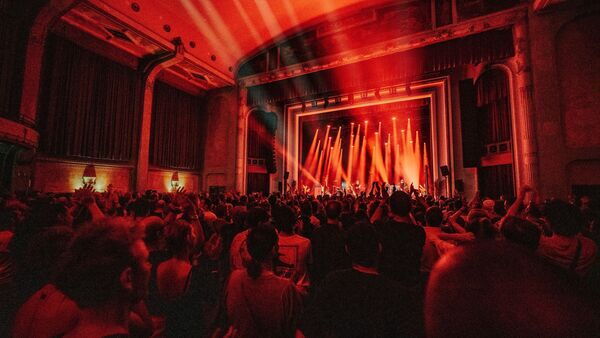 A large crowd enjoys a performance at De Roma.