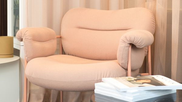 Zachtroze fauteuil bij Espoo interieurwinkel