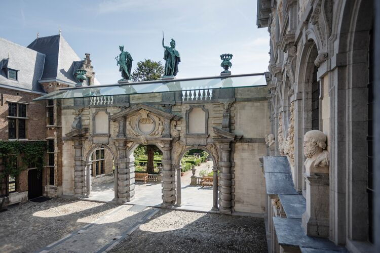 Rubenshuis, preciosa entrada de piedra con 3 arcos y estatuas en los arcos.