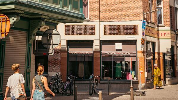 2 people walking in Kloosterstraat