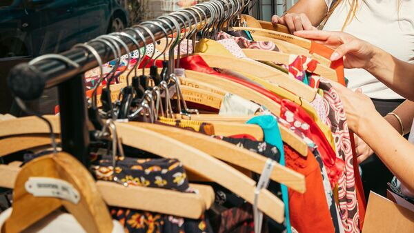 Mensen shoppen in de Kloosterstraat