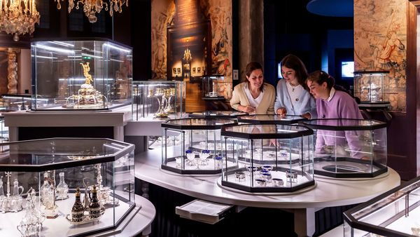 Moeder en dochter bekijken de tentoonstelling in DIVA, het museum voor diamant, juwelen en zilver