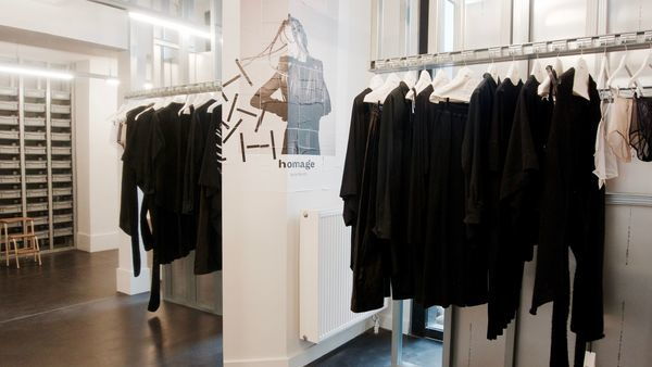 Collectie van zwarte kledij van La Fille d'o