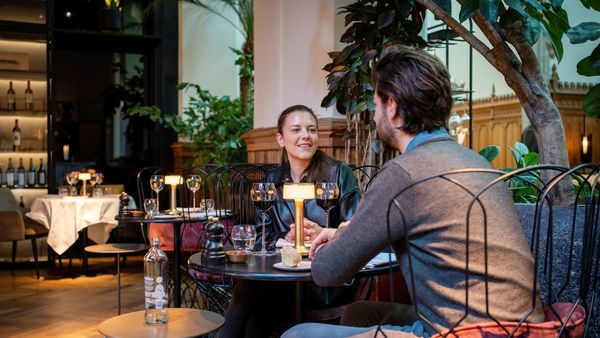Mann und Frau sitzen an einem Tisch im Restaurant Fiera
