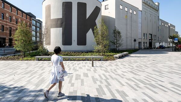 Dame wandelt richting het M HKA, museum voor hedendaagse kunst.