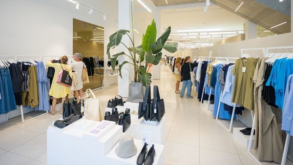 COS blik op de winkelruimte met kleding en schoenen