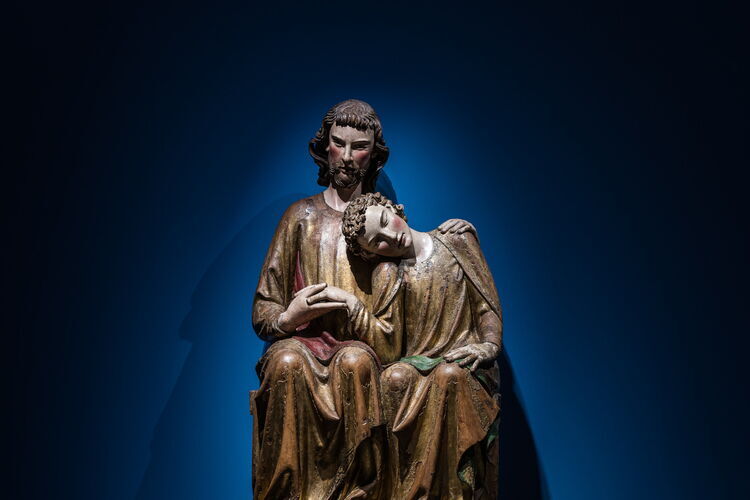 Una gran escultura de madera de Cristo y Juan, que descansa su cabeza sobre el hombro de Jesús.
