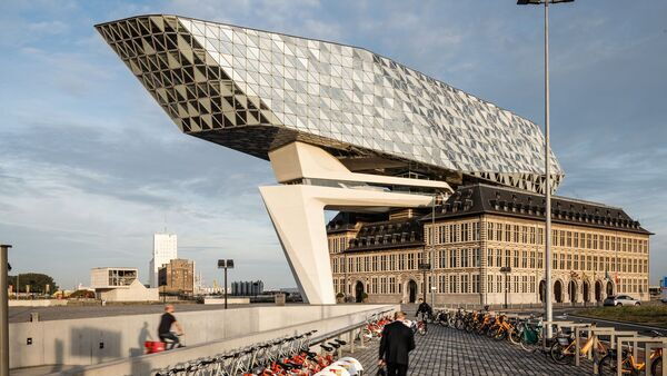Blik op het Havenhuis vanaf het Velostation.