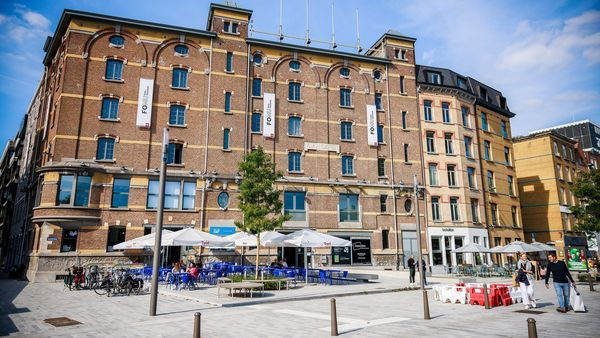 FoMu, view of the facade and square with terraces in front of the museum