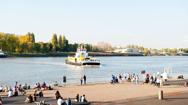 De veerdienst naar Linkeroever vanaf het ponton Steenplein