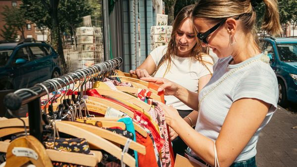2 meisjes kijken naar kledingrek bij antiekzaak in de Kloosterstraat