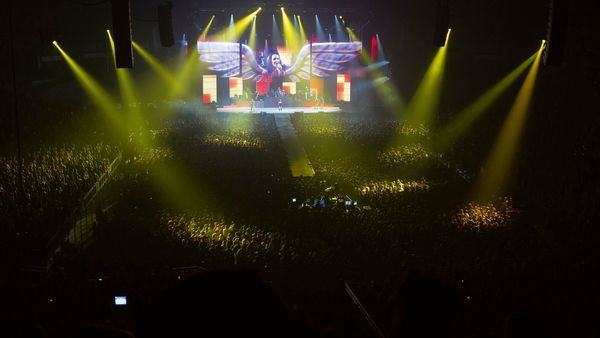 Grote menigte luistert naar concert in de AFAS Dome.