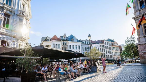 Personnes assises sur une terrasse de la Grote Markt