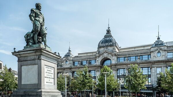 Het Hiltonhotel op de Groenplaats, op de voorgrond het standbeeld van Rubens.