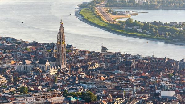 Luchtfoto, de monumentale kathedraal torent boven de stad uit met op de achtergrond de Scheldebocht.