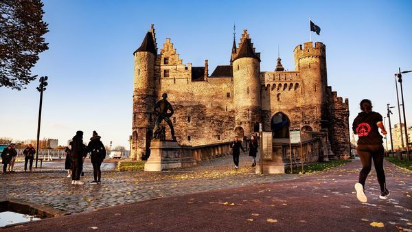 Un joggeur et des visiteurs se rassemblent autour de Het Steen