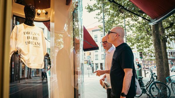 Zwei Männer schauen in ein Schaufenster in der Nationalestraat