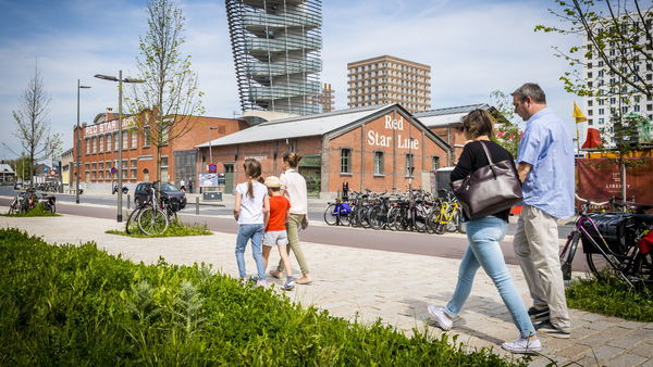 Couple with 3 children walking near the Red Star Line museum