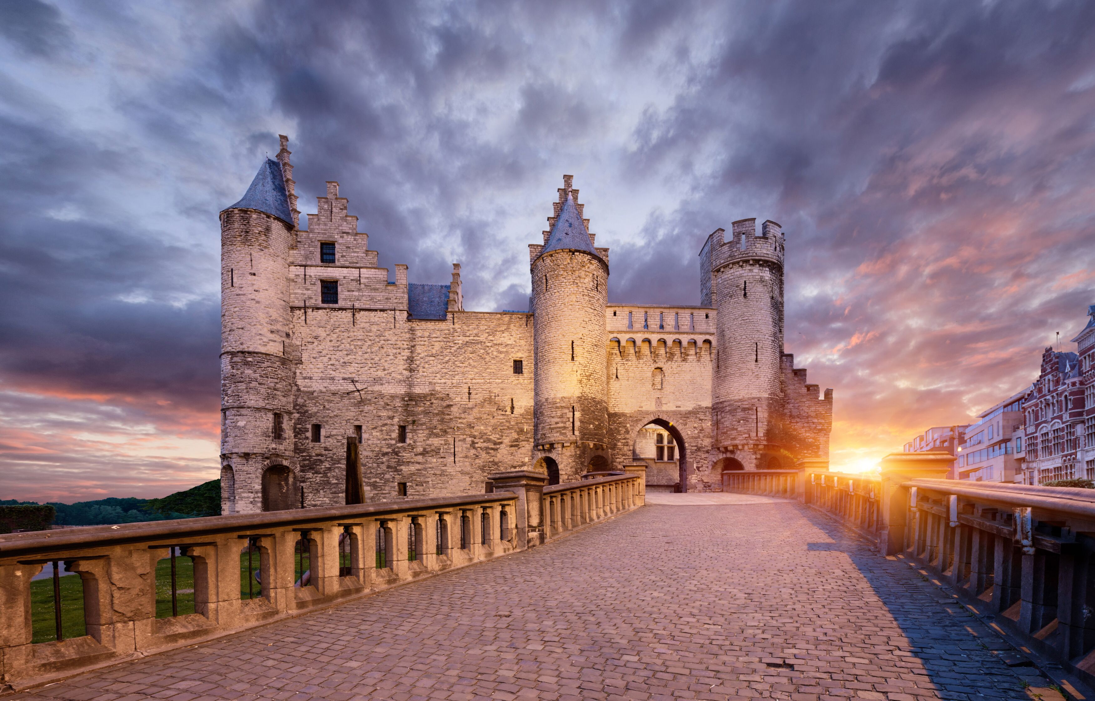 DIFFERENCE BETWEEN ANTWERP AND ANTWERPEN visual data 2