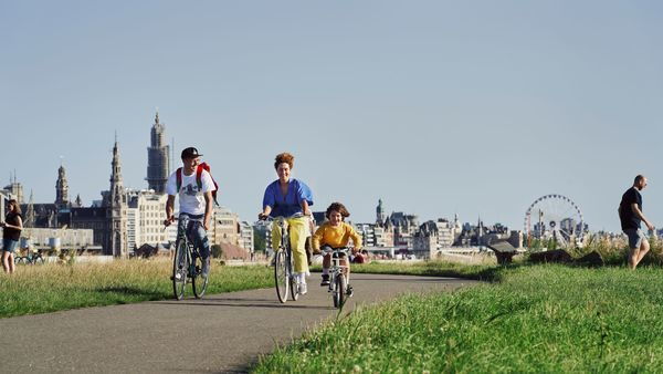 Gezin op de fiets