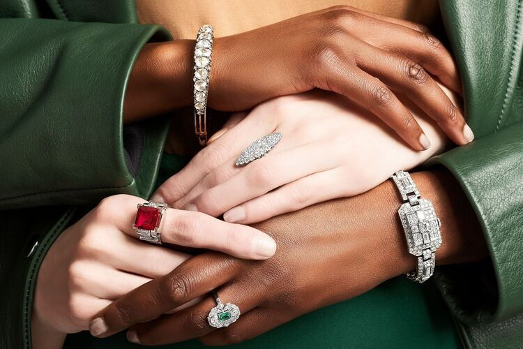 Deux mains de femmes entrelacées présentent des bijoux d'Adelin