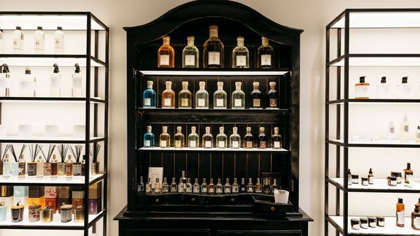 Necessities rek met parfumflesjes