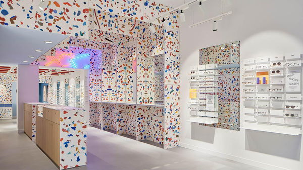 kleurrijk interieur van plastic afval met brilmonturen aan de muur