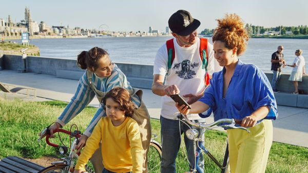 Gezin op de fiets tijdens uitstap