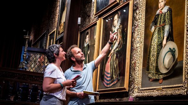 Koppel bezoeken het museum