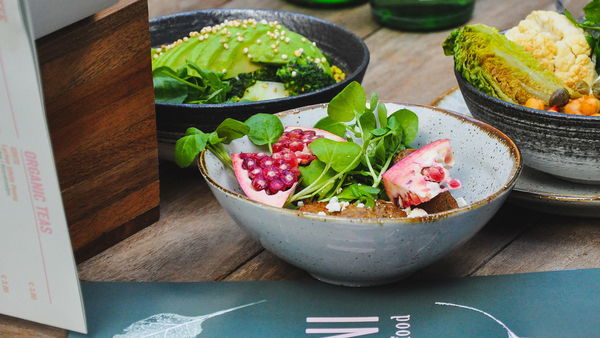 3 cuencos saludables adornan una mesa en Murni